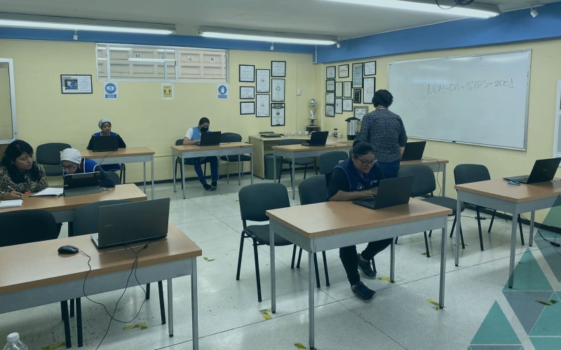 Personas aplicando una evaluación de la NOM 035 en Puebla